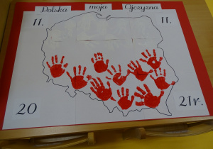 01 Mapa Polski w biało-czerwonych dłoniach dzieci